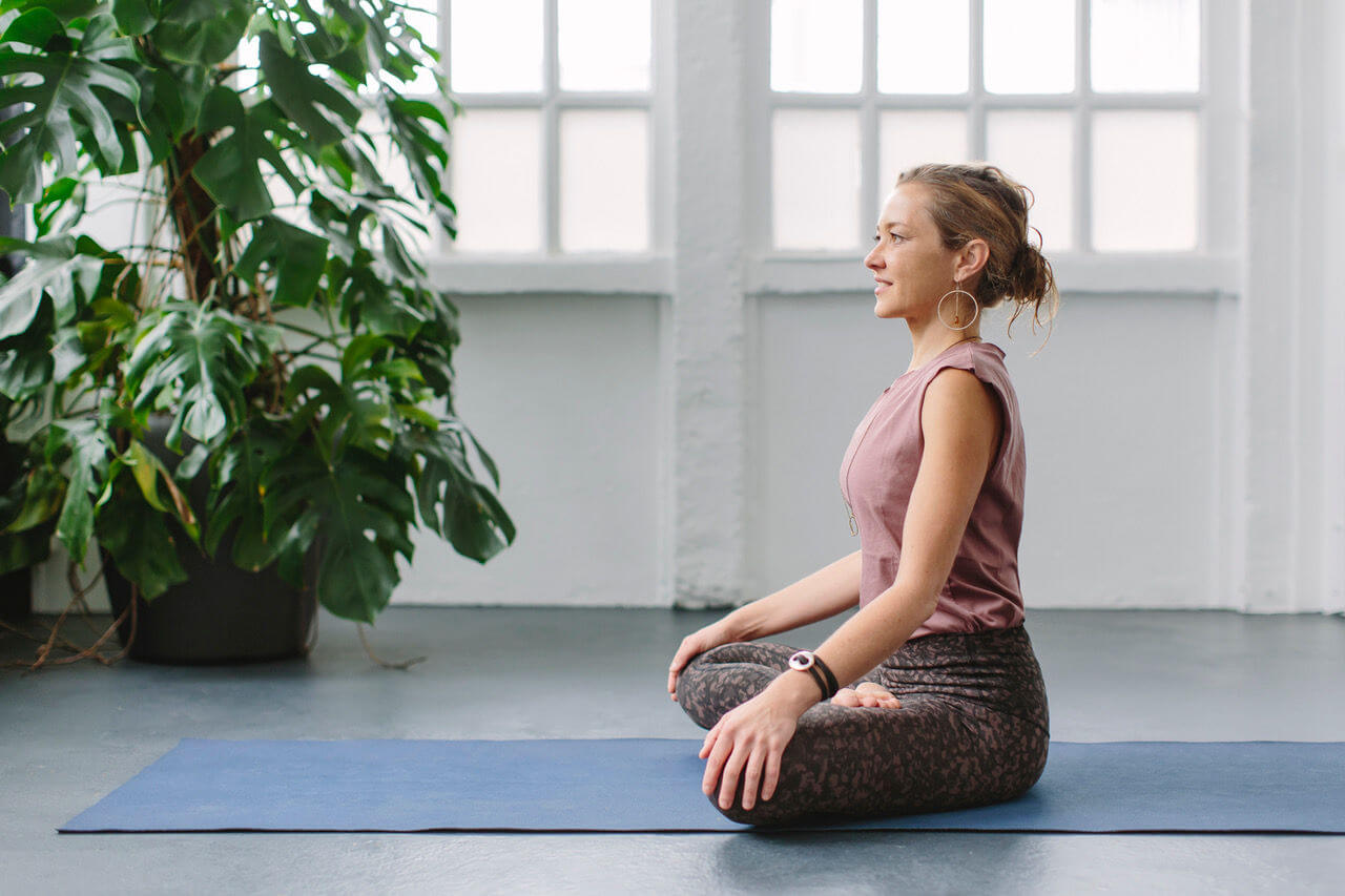 Yoga Therapeutin Karla Stanek bei einer Übung im Yoga Studio in Köln